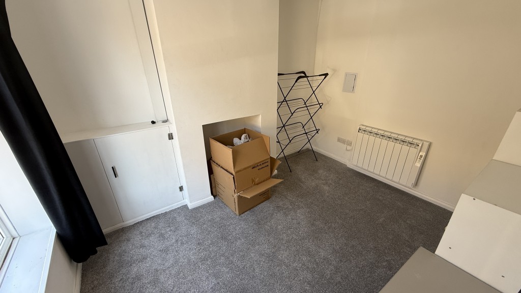 Lot: 157 - FREEHOLD PART VACANT RESIDENTIAL INVESTMENT WITH POTENTIAL INCOME OF £27,000 PER ANNUM - Internal image of upper flat bedroom on ground floor